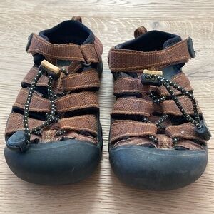 Keen Newport H2 water sandals with toe protection and quick dry brown size 12